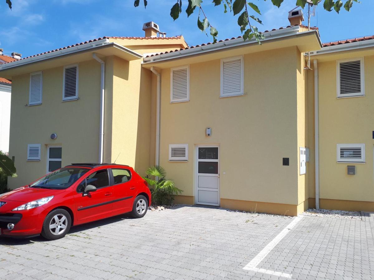 Apartment Betty Малинска Екстериор снимка