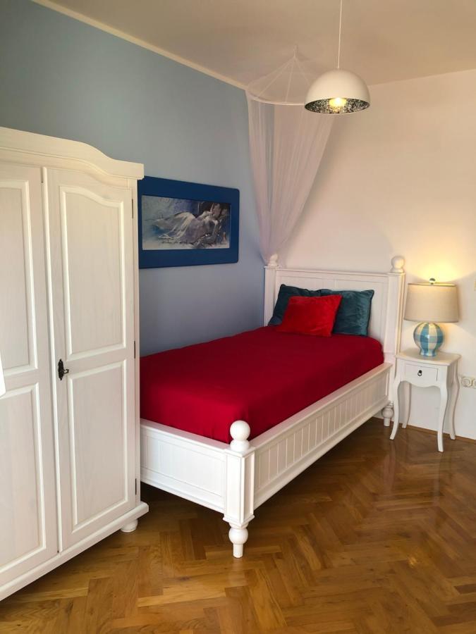 Apartment Betty Малинска Екстериор снимка