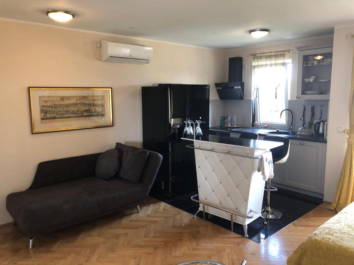Apartment Betty Малинска Екстериор снимка